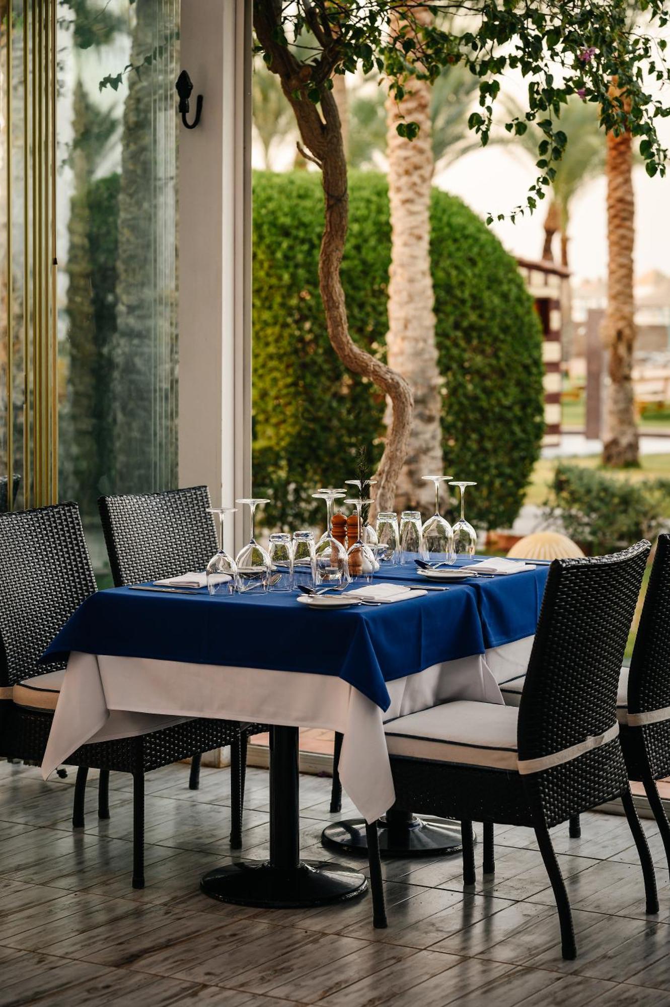 Iberotel Redsina ชาร์มเอลชีค ภายนอก รูปภาพ A table set for fine dining